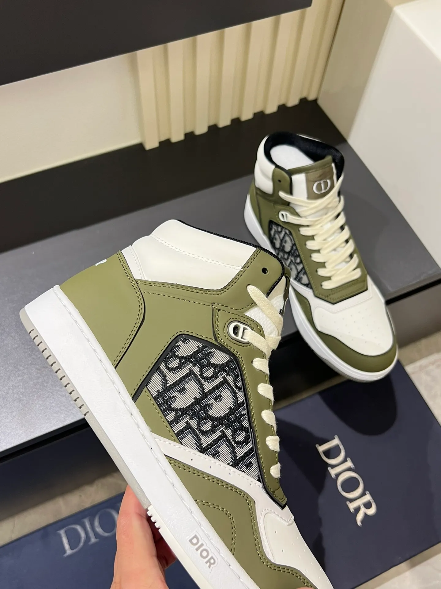 Men's shoes 💰p460 "Dio*" mid-top B27 casual sneakers. This B27 high-top sneaker is a new product in the series and continues Di*r's classic style. Crafted from gray and white smooth calf leather with beige and black Oblique print panels on the sides. The "CD Icon" shaped shoelace eyelets are clever and delicate, and the two-color rubber sole, rear collar and heel are all equipped with the brand's iconic details to enhance the style. Oblique printed straps at the ankle allow for an adjustable fit to complement the overall design. Fashionable and versatile, it can complement any look. Create an exquisite design with unique dynamic vitality and modern atmosphere, presented in low-top and high-top styles. This new must-have shoe adds a new dimension to Dior's archive heritage, embodying modern elegance. Purchase the original version and make it 1:1. If you need top quality, please come to me! Male 38-44!
